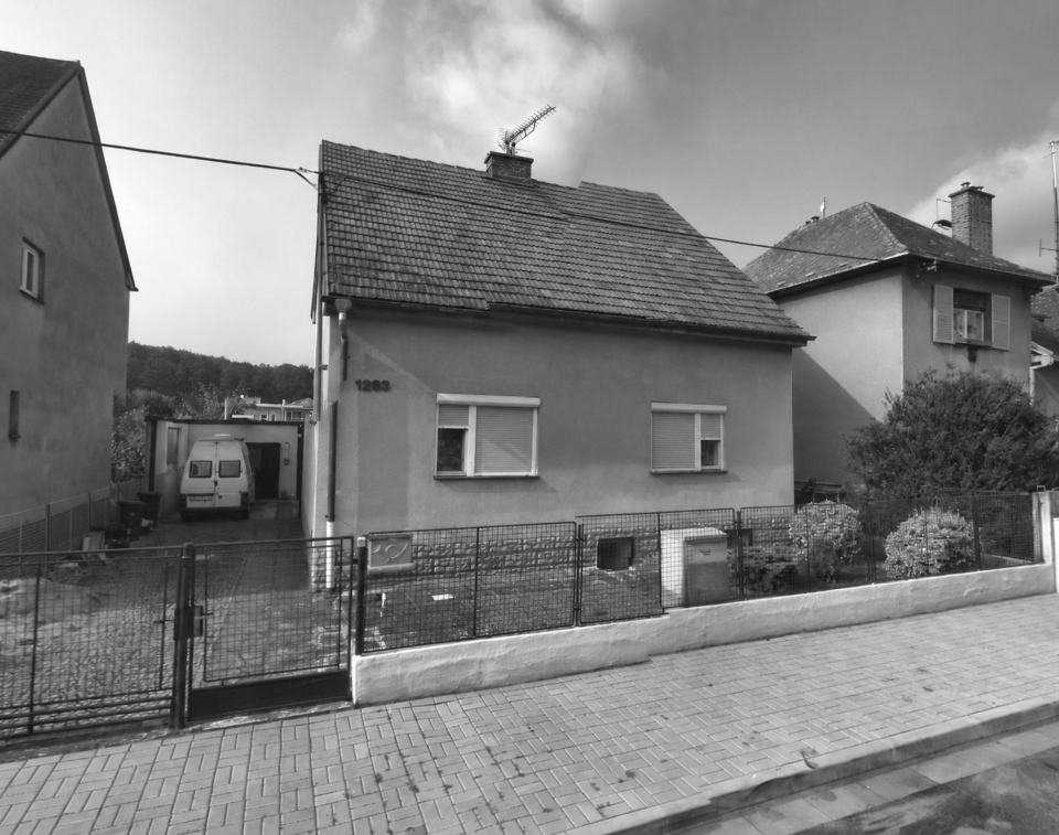 Fotografie původního stavu rodinného domu.