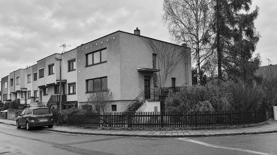 Původní stav, černobílá fotografie; popisek: „Původní stav“